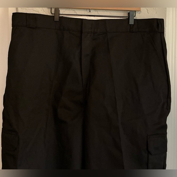 Dickies Men's Black Loose Fit Cargo Shorts (NWT) - Picture 2 of 11